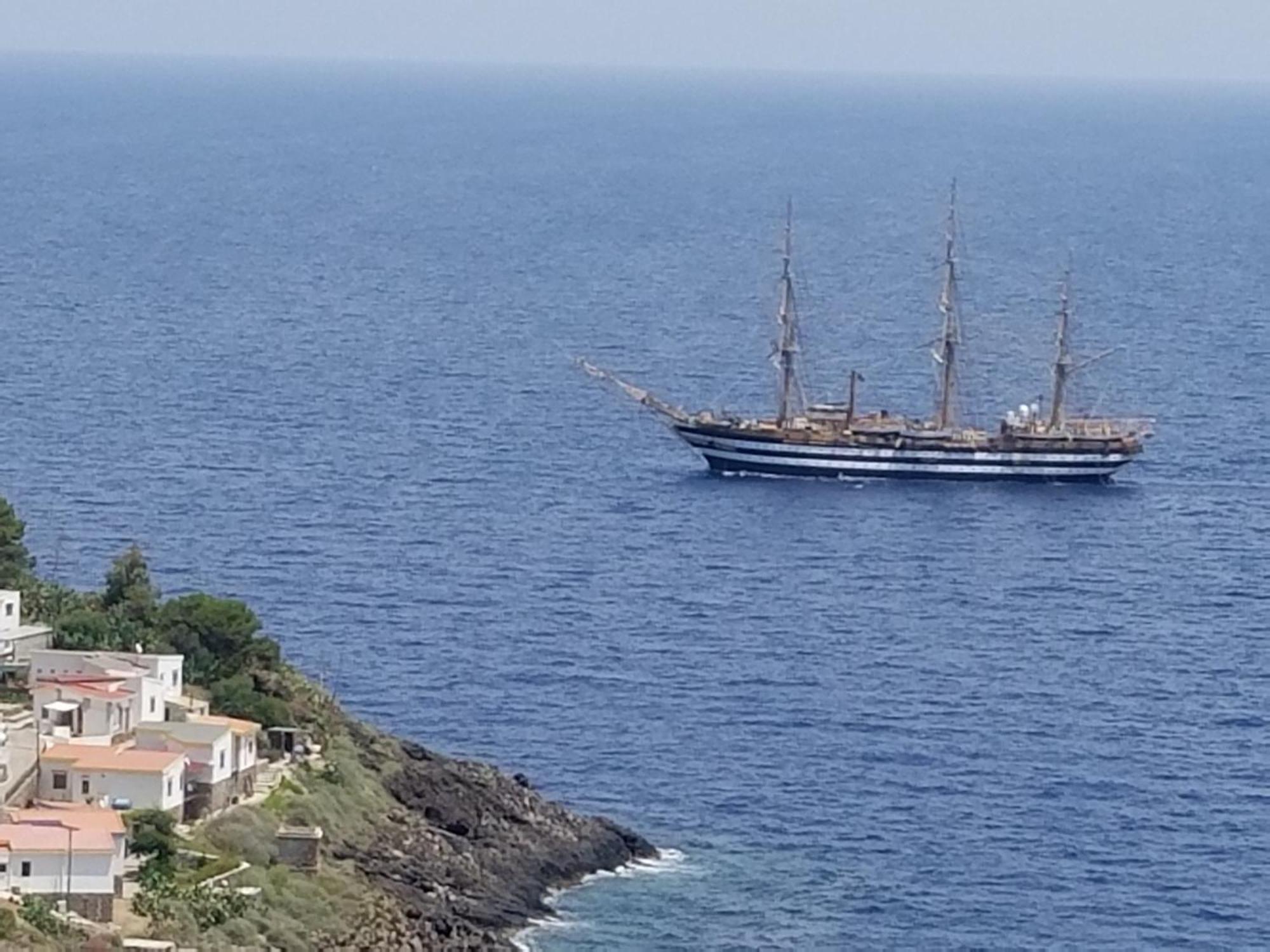 Sotto La Torre E Sopra Il Porticciolo Hotel Isola di Ustica Kültér fotó